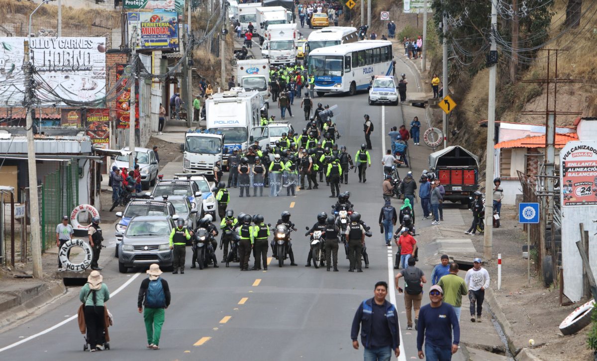 Incidentes entre manifestantes que apoyan al paro convocado por la Conaie que mantenían la vía cerrada. FOTO: API.