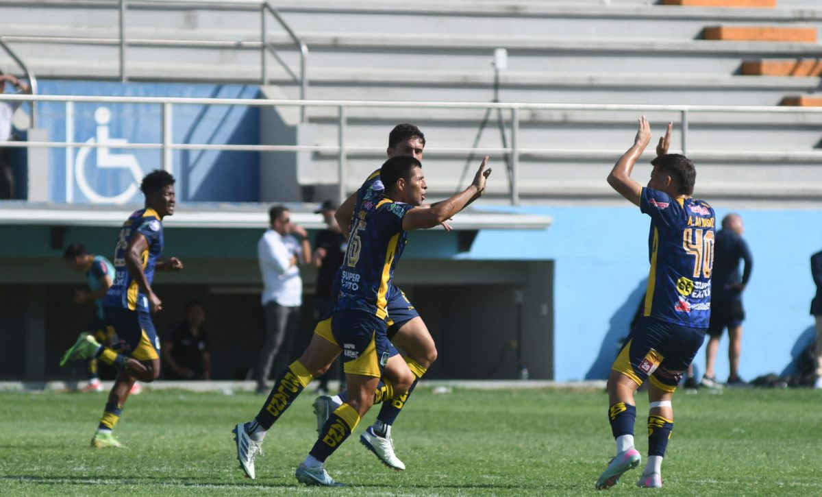 Luis Castro anotó uno de los goles con los que Delfín SC empató 2-2 ante El Nacional. FOTO: API.