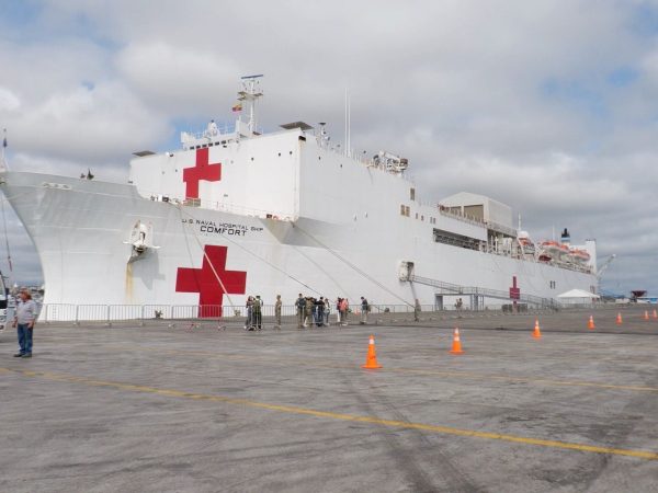 El buque hospital llegó el viernes a Manta