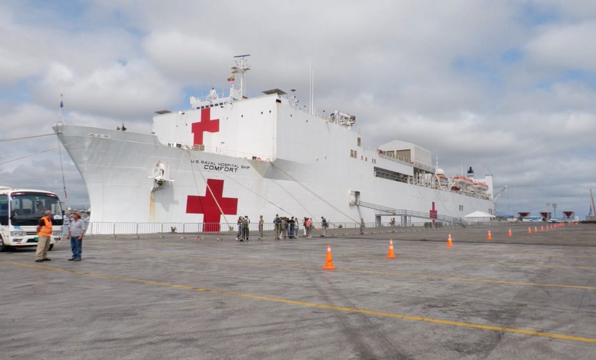 El buque hospital llegó el viernes a Manta
