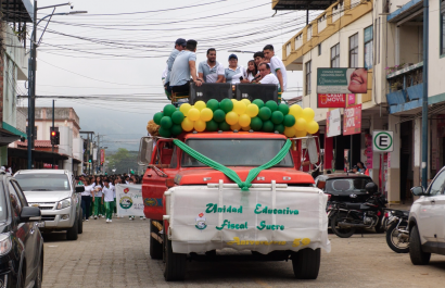 24 de Mayo: Colegio Sucre festeja 59 años de creación con desfile