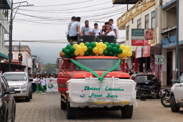 24 de Mayo: Colegio Sucre festeja 59 años de creación con desfile