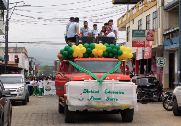 24 de Mayo: Colegio Sucre festeja 59 años de creación con desfile