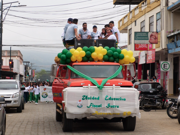 24 de Mayo: Colegio Sucre festeja 59 años de creación con desfile
