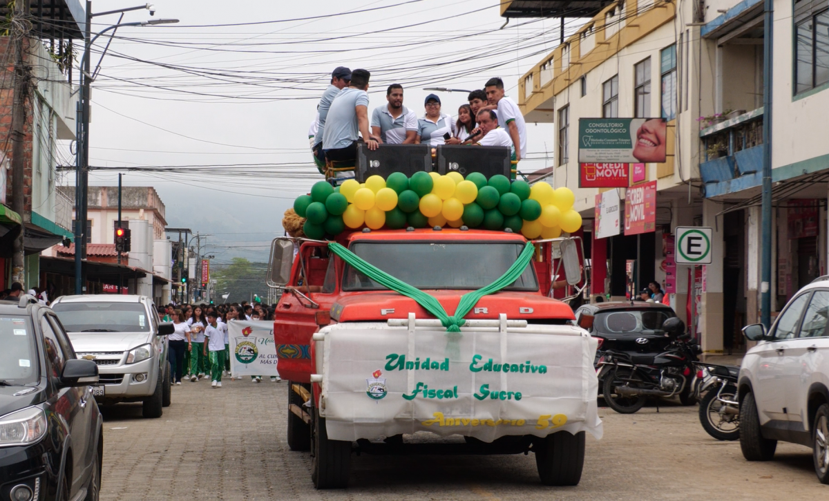 24 de Mayo: Colegio Sucre festeja 59 años de creación con desfile