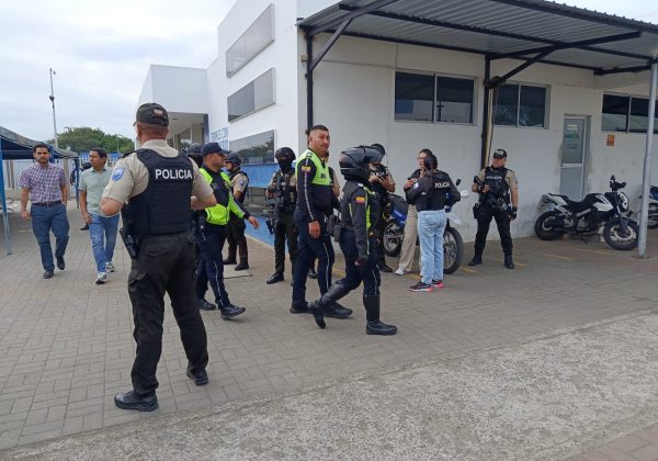 Mientras la Policía tomaba control de la Agencia de Tránsito de Manta, algunos agentes de tránsito llegaron a las oficinas de la institución, que estará intervenida durante dos años.