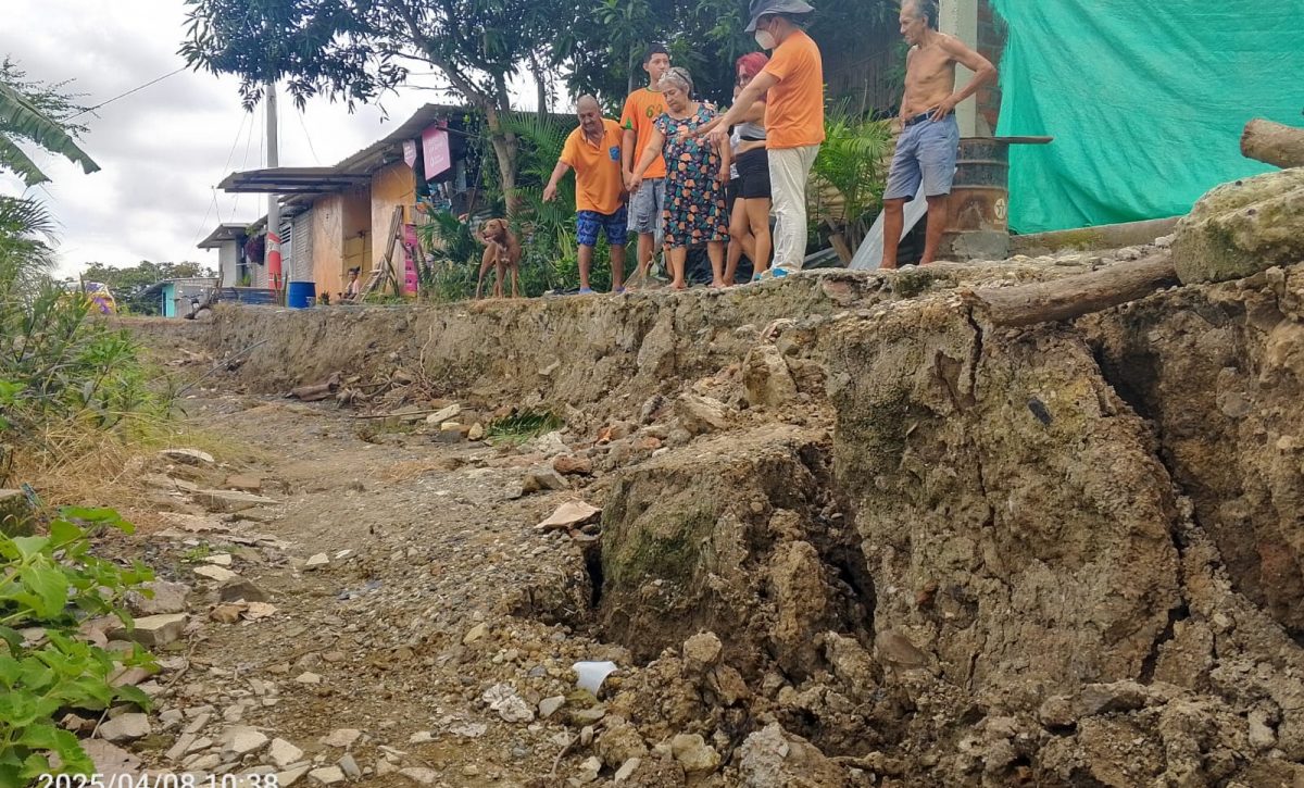 30 familias afectadas por deslizamiento de tierra en Los Altares