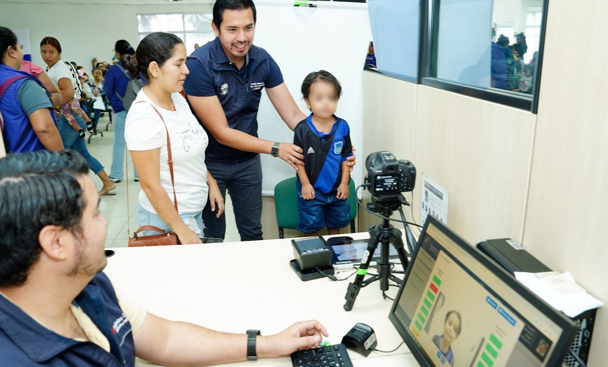 354 niñas y niños de programas sociales del MIES accedieron a su cédula en el Registro Civil