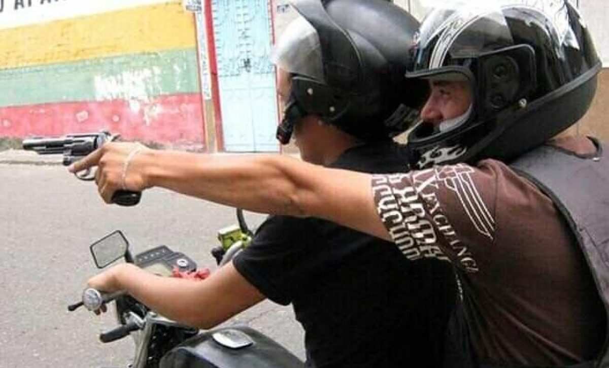 Luego de que le sustrajeran la moto, la víctima fue llevada a un hospital con una herida en su pierna.