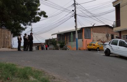 Hombres armados descargaron una ráfaga de disparos contra una casa. Una bala le cayó a un perrito y murió.