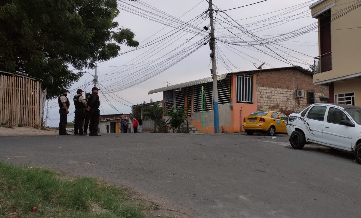 Una balacera contra una casa terminó en la muerte de una mascota que recibió un impacto de bala.