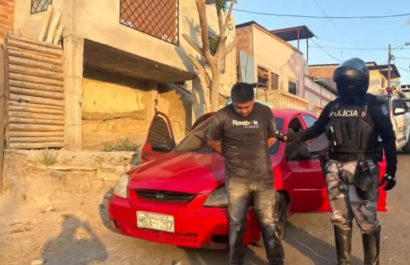 Policía Nacional detiene a dos presuntos extorsionadores en allanamientos en Manta.