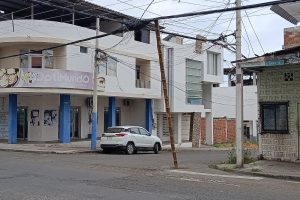 Una caña improvisada sostiene cables de telecomunicaciones en la calle 14 y avenida 14, en Manta.