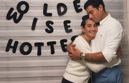 El actor ecuatoriano Danilo Carrera junto a su madre, Elsita Huerta.