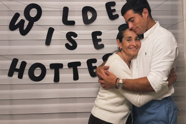 El actor ecuatoriano Danilo Carrera junto a su madre, Elsita Huerta.