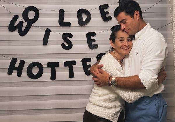 El actor ecuatoriano Danilo Carrera junto a su madre, Elsita Huerta.