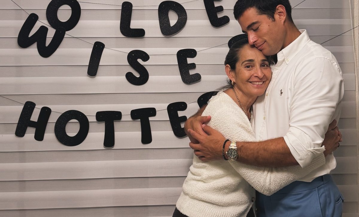 El actor ecuatoriano Danilo Carrera junto a su madre, Elsita Huerta.