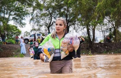 María Fernanda Vargas, alcaldesa de Simón Bolívar, en Guayas, entrega raciones de alimentos a damnificados por inundaciones
