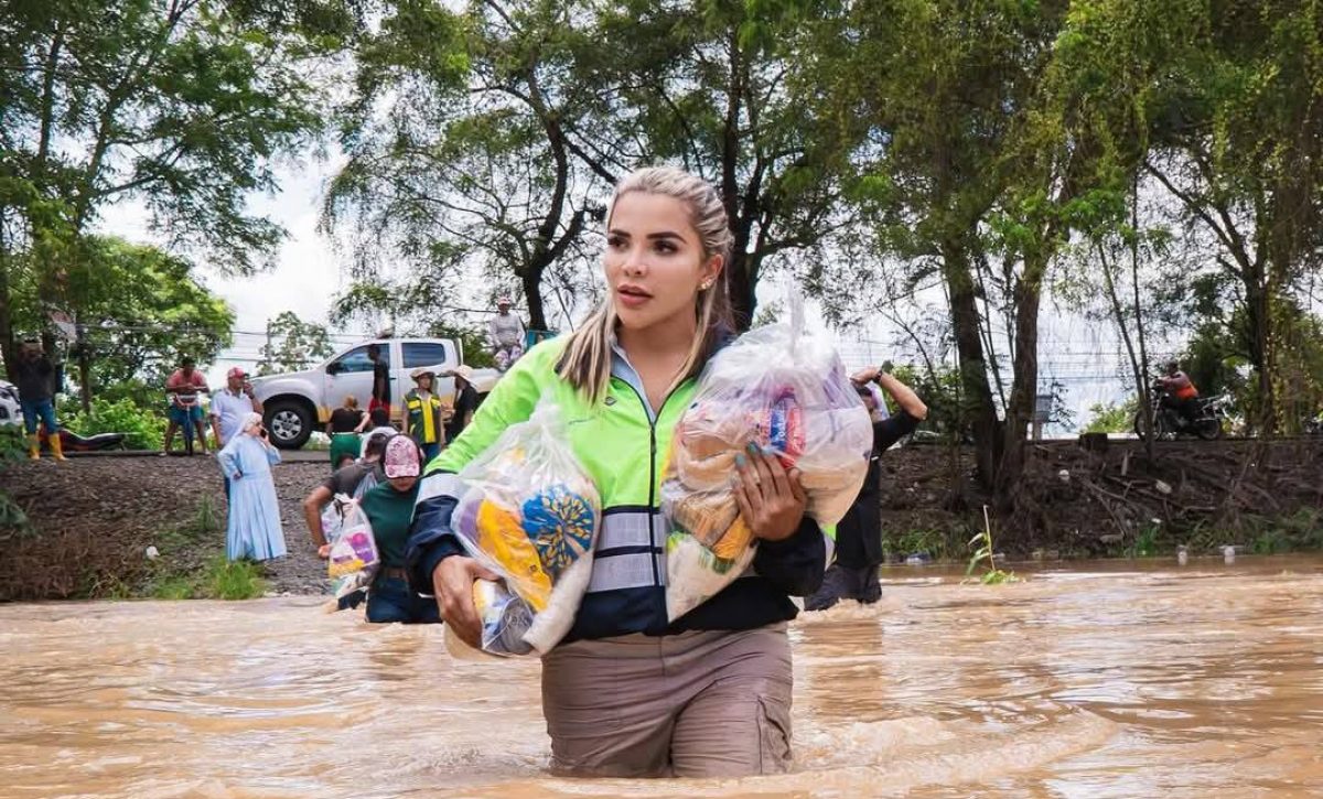 María Fernanda Vargas, alcaldesa de Simón Bolívar, en Guayas, entrega raciones de alimentos a damnificados por inundaciones