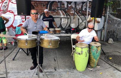 Los Supremos invitan al público a disfrutar de estas melodías que, sin duda, resonarán en los corazones de quienes aman la música del recuerdo.