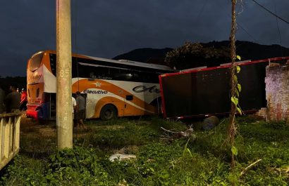Choque entre bus y camión termina en una casa en Montecristi: investigan causas