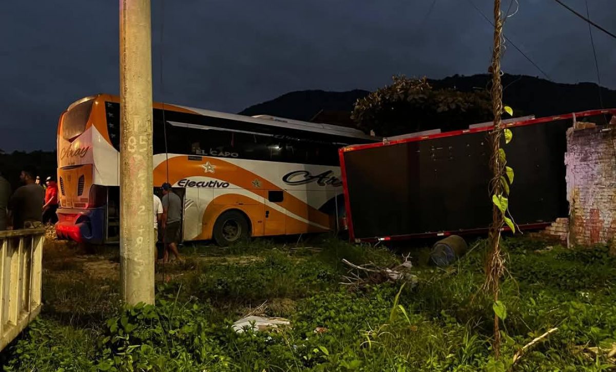 Choque entre bus y camión termina en una casa en Montecristi: investigan causas