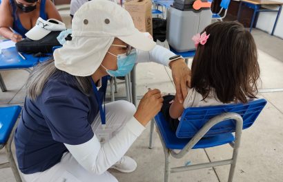 El MSP prioriza a niños en sus primeros meses de vida, aplicando dosis para prevenir la tosferina a los 2, 4, 6, 18 meses y 5 años.