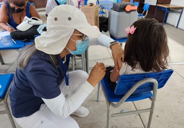 El MSP prioriza a niños en sus primeros meses de vida, aplicando dosis para prevenir la tosferina a los 2, 4, 6, 18 meses y 5 años.