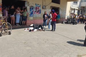 “Lo remataron en el suelo”: sicarios ejecutan a hombre en mercado de Huaquillas