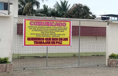 Con un cartel piden el cese al fuego en El Imperio y que los dejen trabajar.