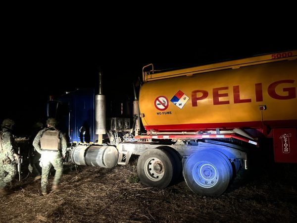 Fuerzas Armadas detectan perforación clandestina en poliducto de Machalilla, Puerto López: incautan acople y mangueras.