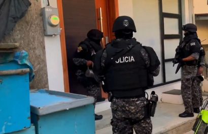 En el allanamiento a una casa hallaron $34,000 dólares. Un hombre fue detenido.