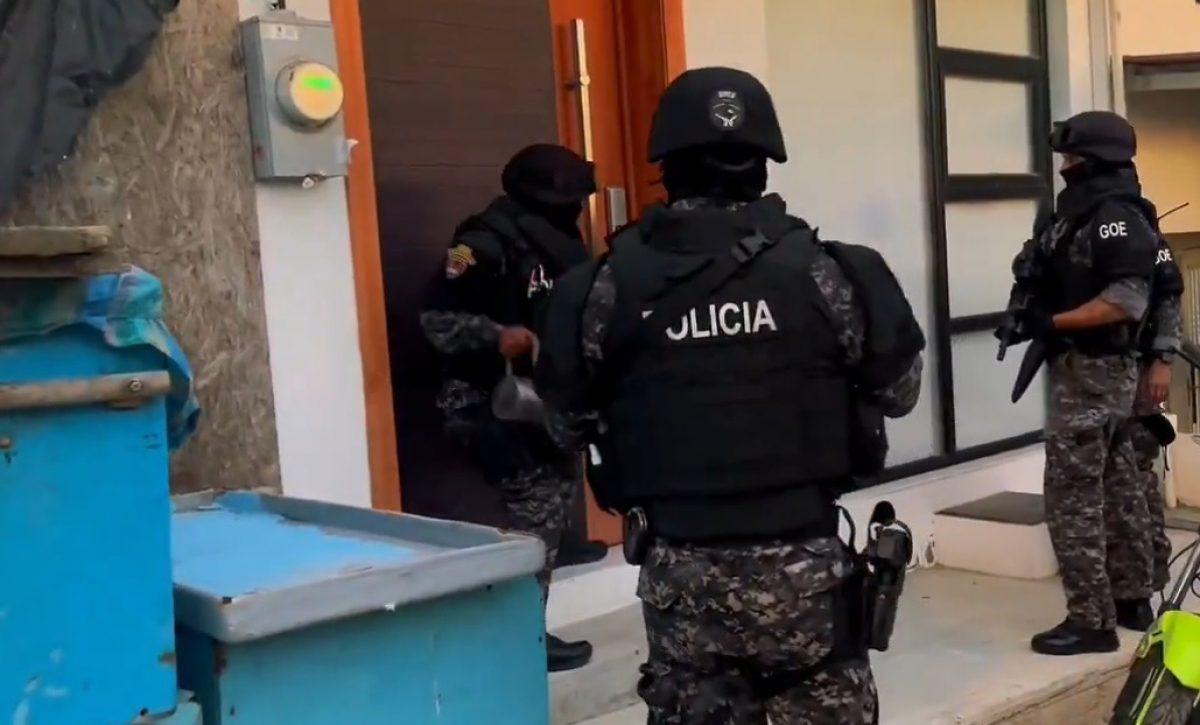 En el allanamiento a una casa hallaron $34,000 dólares. Un hombre fue detenido.