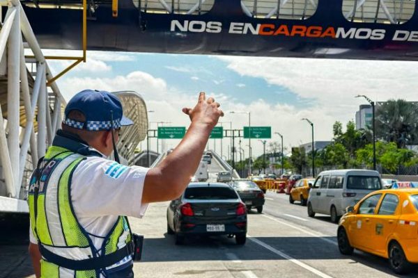 Agente de la ATM controlando el tránsito en una calle de Guayaquil.