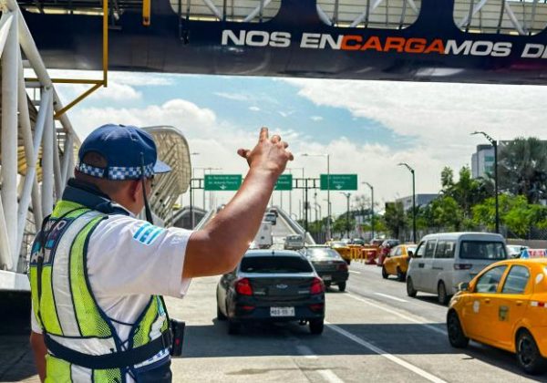Agente de la ATM controlando el tránsito en una calle de Guayaquil.