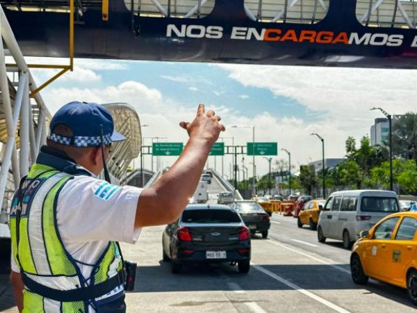 Agente de la ATM controlando el tránsito en una calle de Guayaquil.