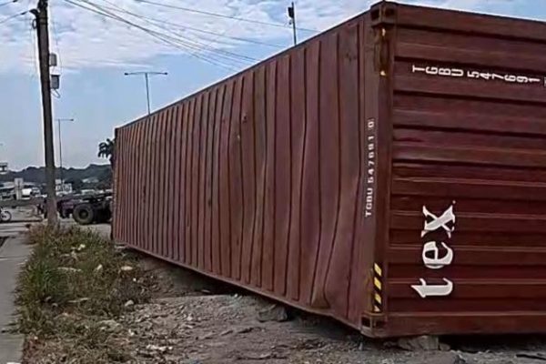 Murió aplastada por un contenedor y su cuerpo sigue en la morgue por pelea familiar