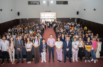 La Senescyt lanza el programa de becas para la certificación en idioma inglés “Because he is nice”.