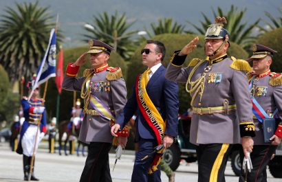 El Gobierno invertirá en bonos destinados a policías y militares en servicio activo.