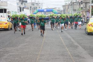 ¡Con 50 libras al hombro! Así fue la exigente Maratón Bananera en El Oro