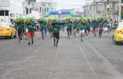 ¡Con 50 libras al hombro! Así fue la exigente Maratón Bananera en El Oro