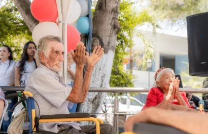 Varios adultos mayores durante un agasajo por el Día del Adulto Mayor