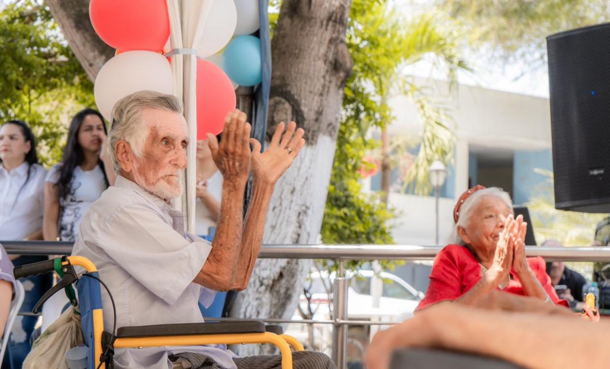 Varios adultos mayores durante un agasajo por el Día del Adulto Mayor