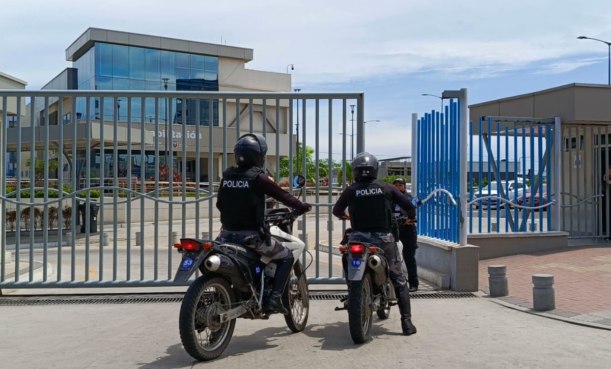 Hombre herido de bala permanece hospitalizado. La Policía resguarda el hospital.