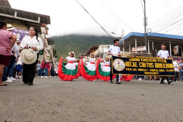 Estudiantes recorrieron calles de Montecristi