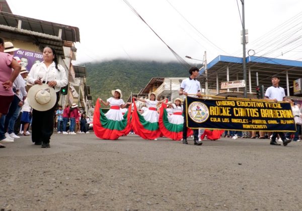 Estudiantes recorrieron calles de Montecristi