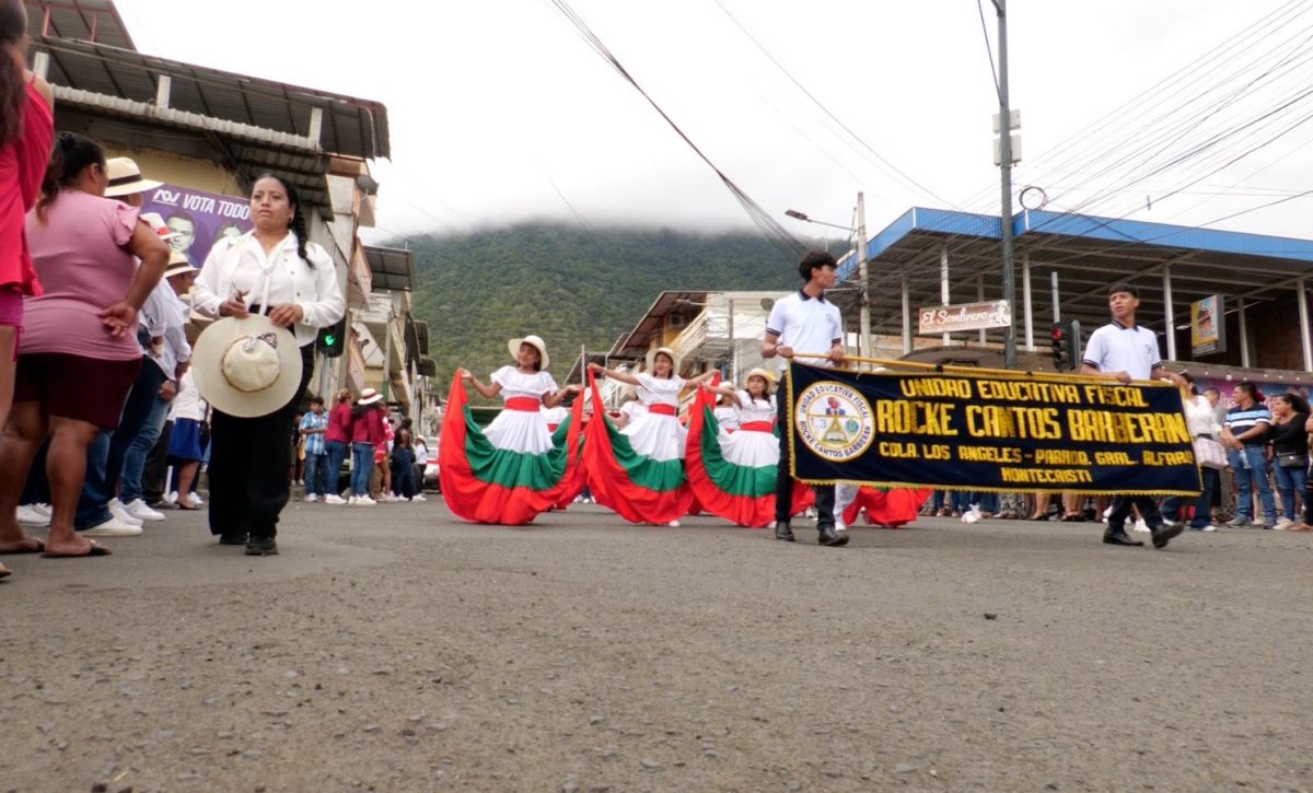 Estudiantes recorrieron calles de Montecristi