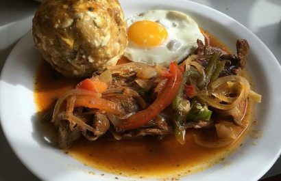 ¿Buscas un desayuno contundente? Prueba este bolón mixto con bistec al estilo ecuatoriano