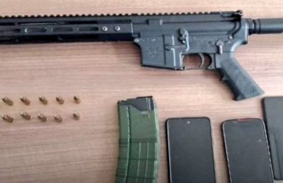 Policía incauta fusil y aprehende a dos sospechosos en operativo en Manta.