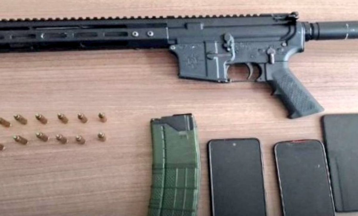 Policía incauta fusil y aprehende a dos sospechosos en operativo en Manta.